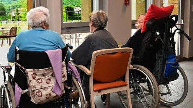 rsa-anziani-sulla-sedia-a-rotelle